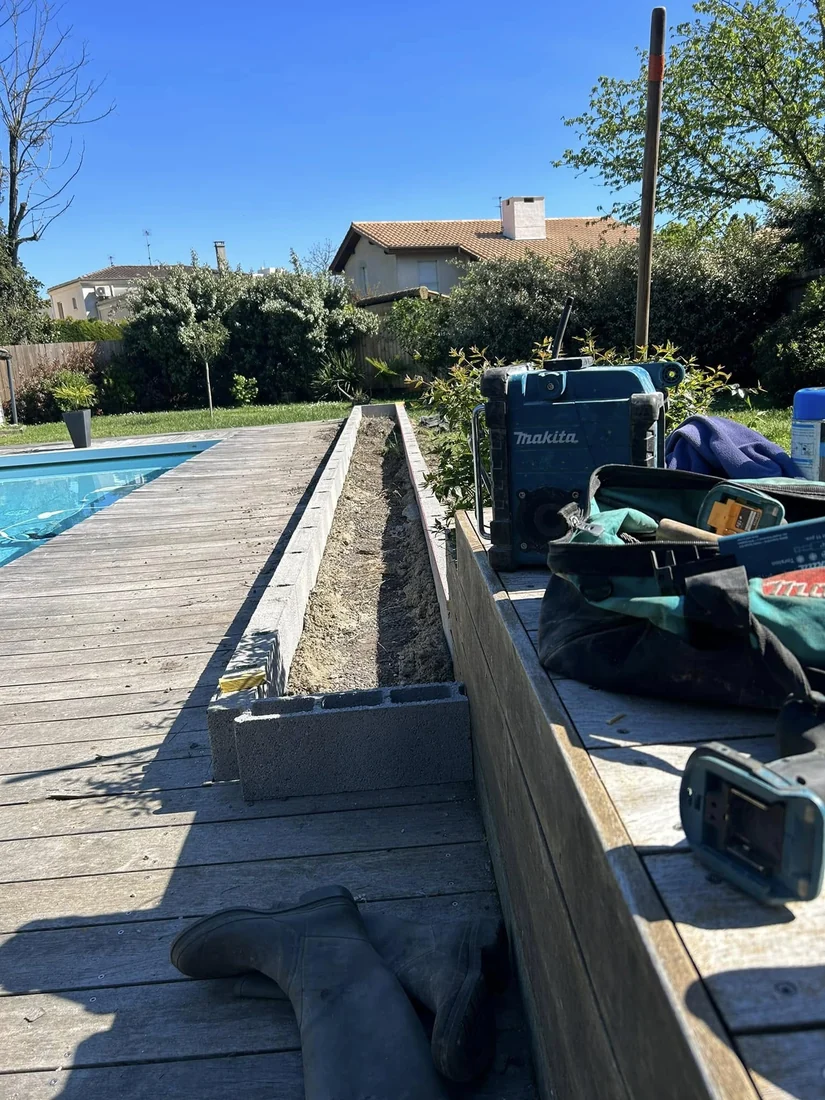 Muret en cours de construction au bord d’une piscine sur un chantier SH Terrassement