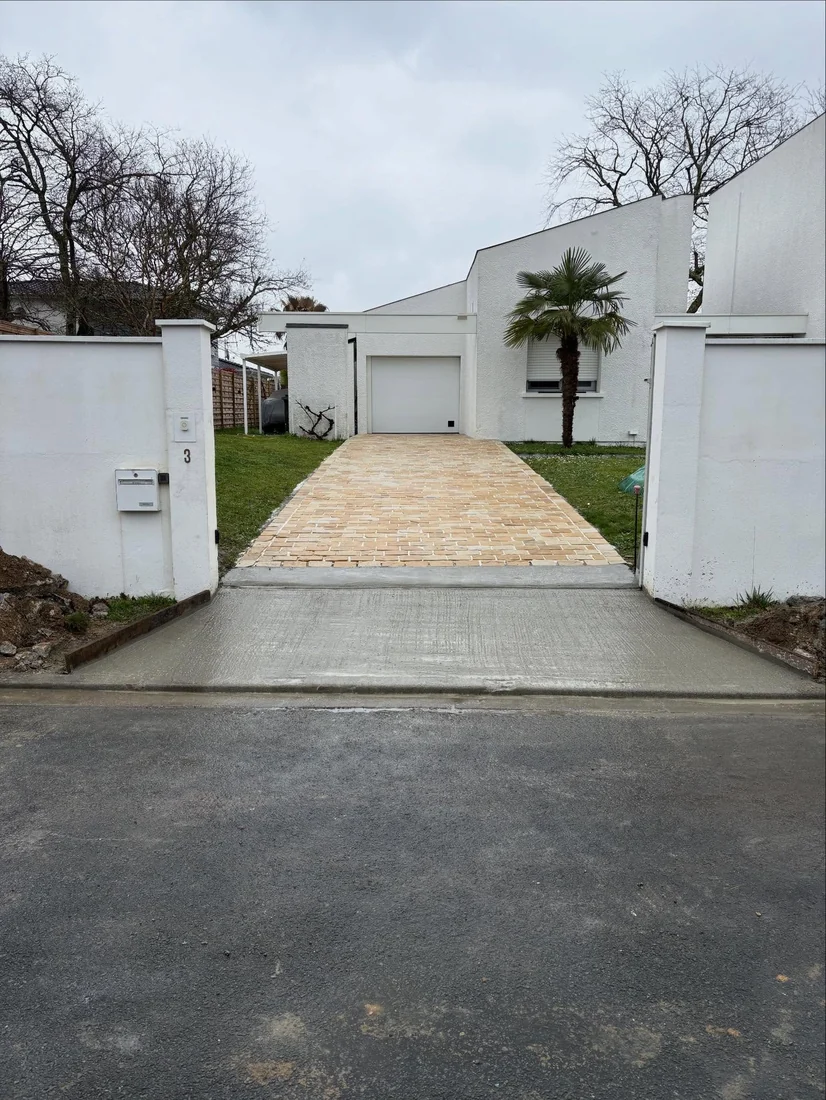Accès de maison terminé en pavés de grès beige